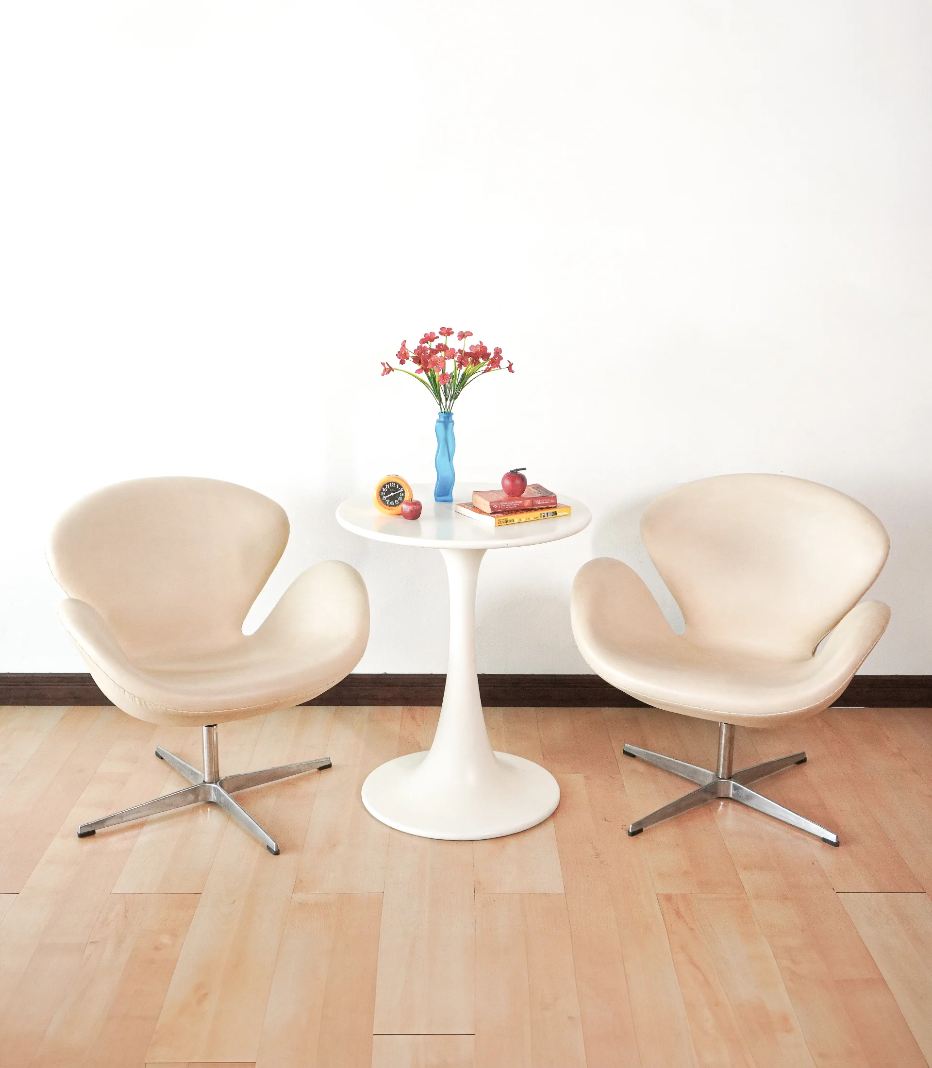 Swan Chair in White Leather - Image 9