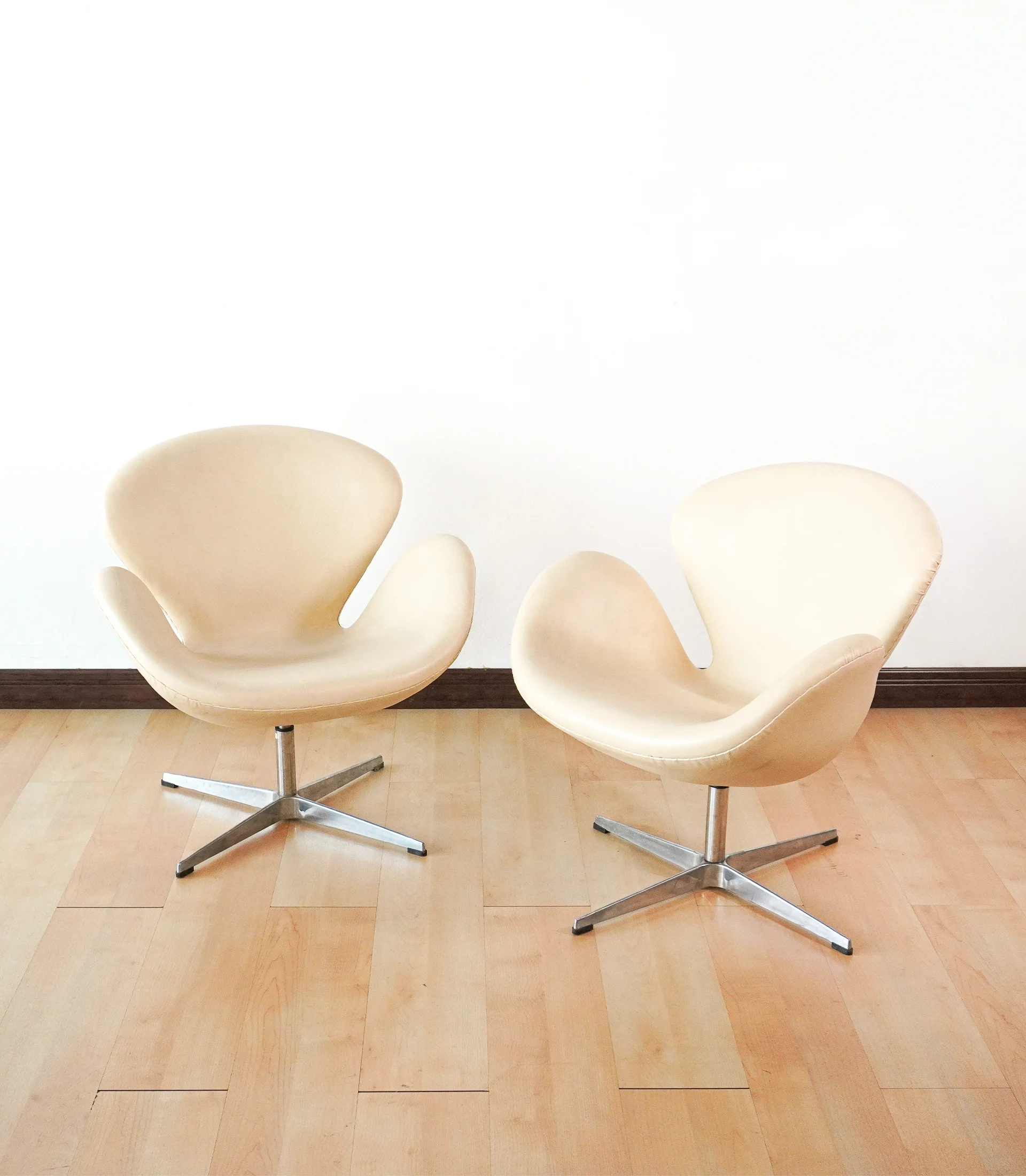 Swan Chair in White Leather