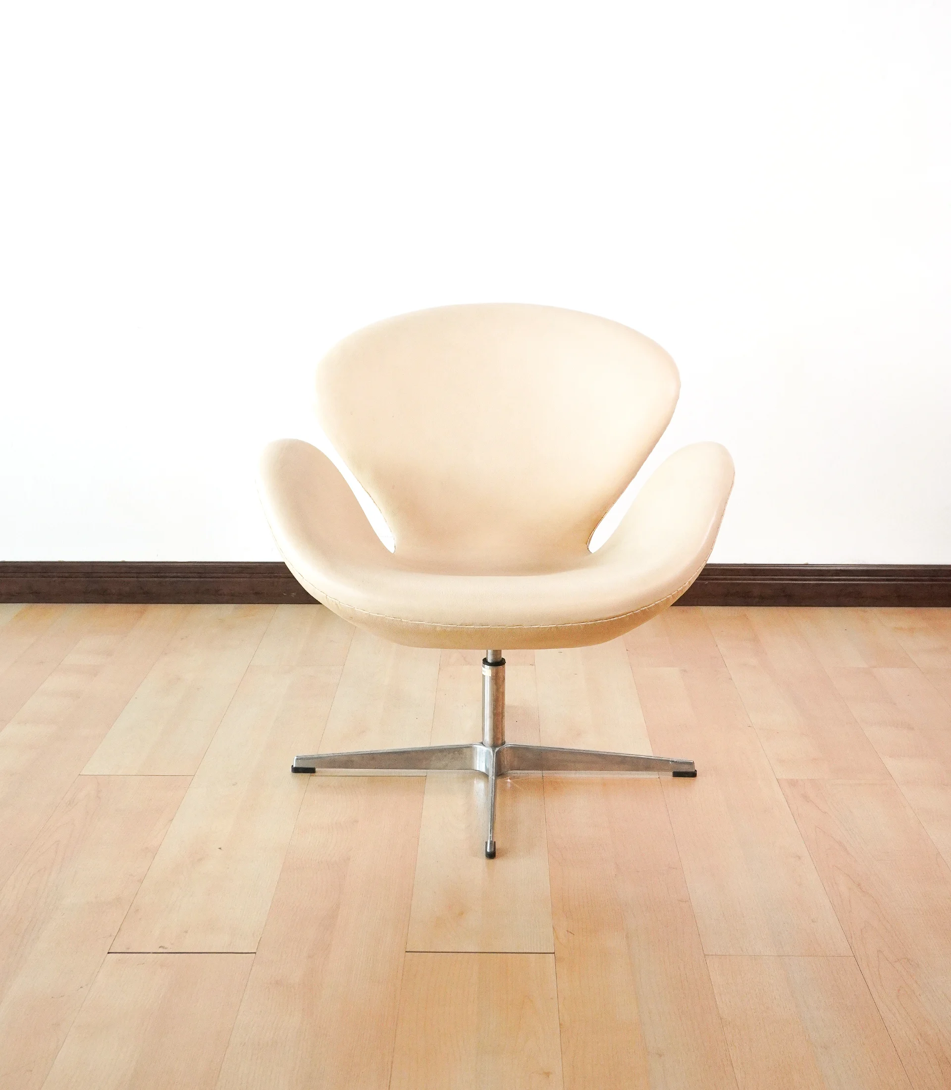 Swan Chair in White Leather - Image 2