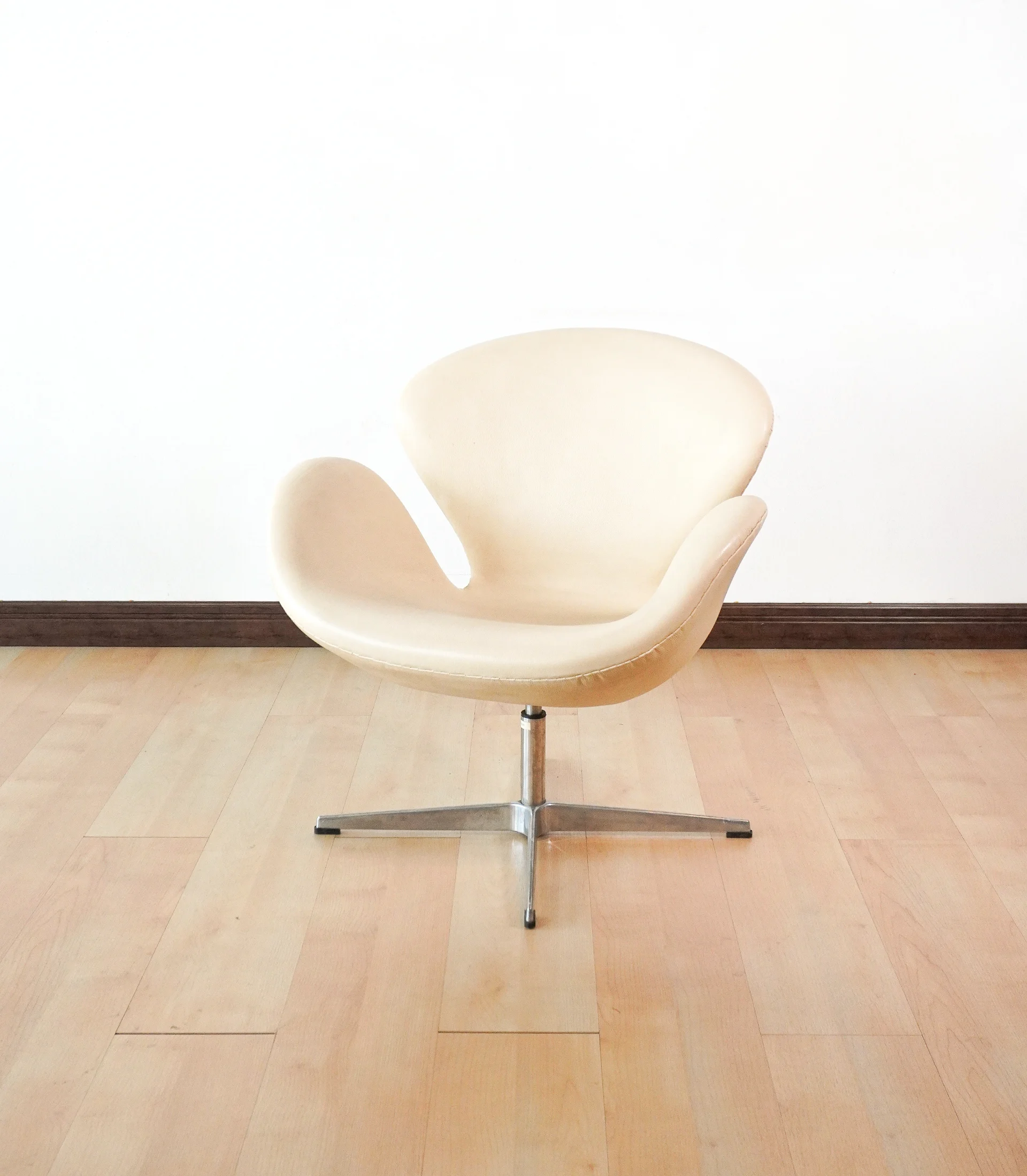 Swan Chair in White Leather - Image 3
