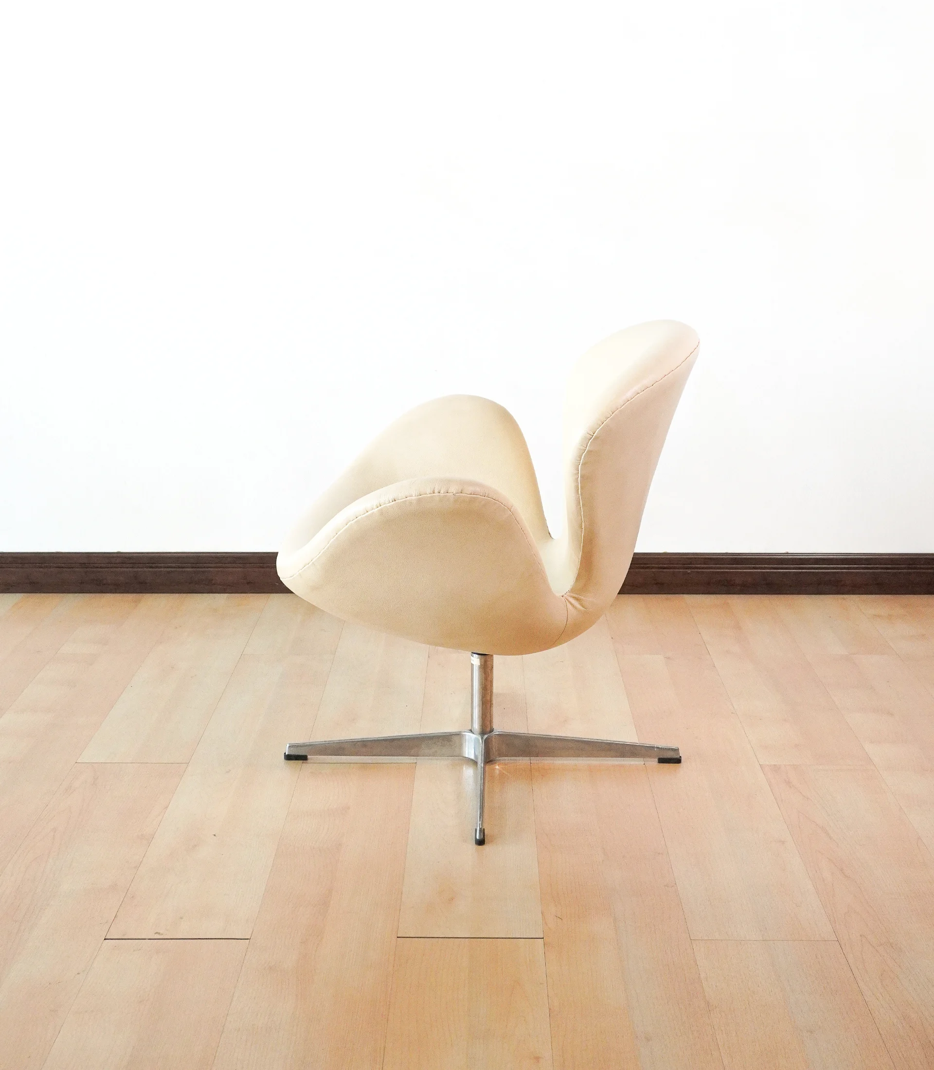Swan Chair in White Leather - Image 4