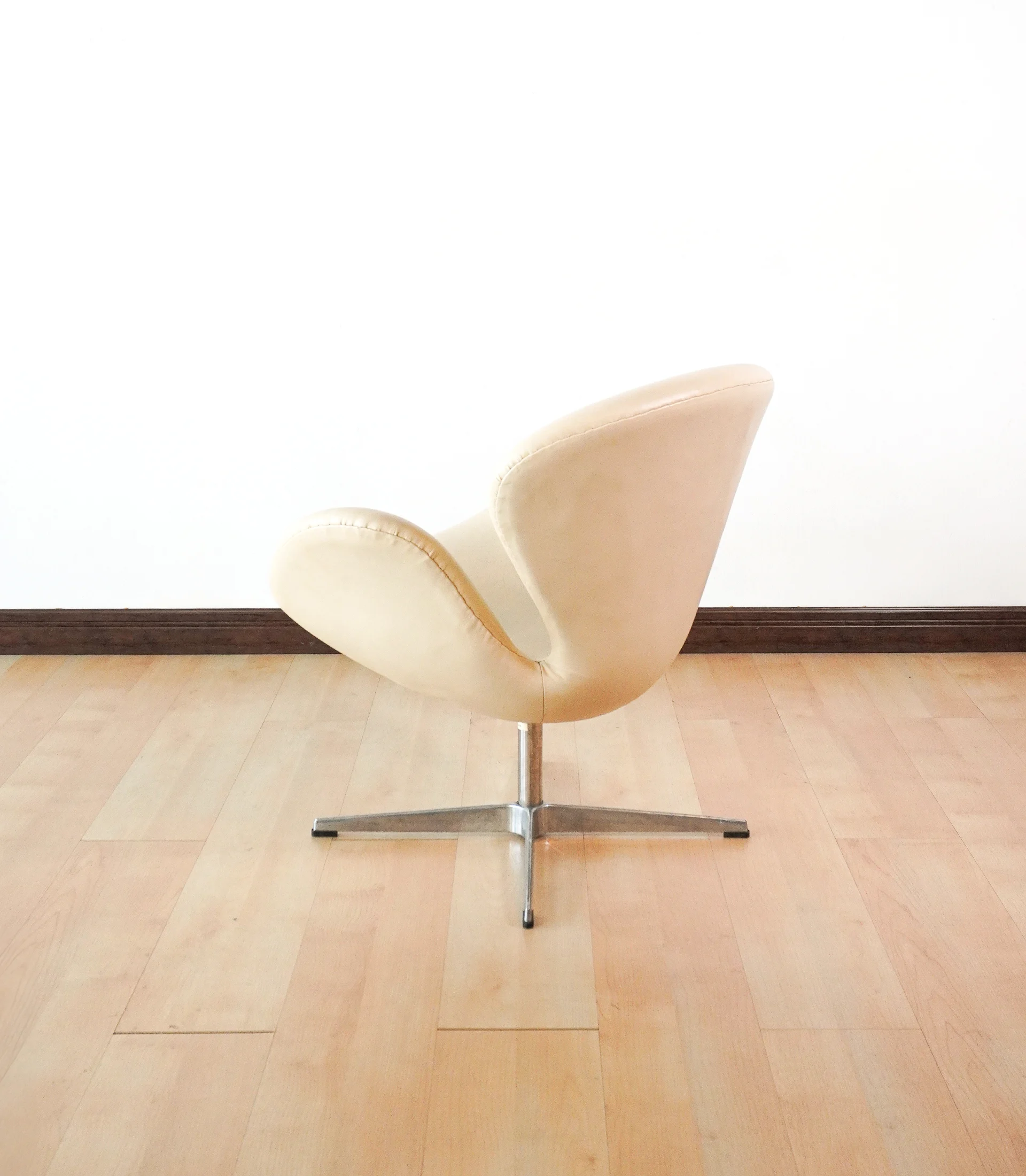 Swan Chair in White Leather - Image 5