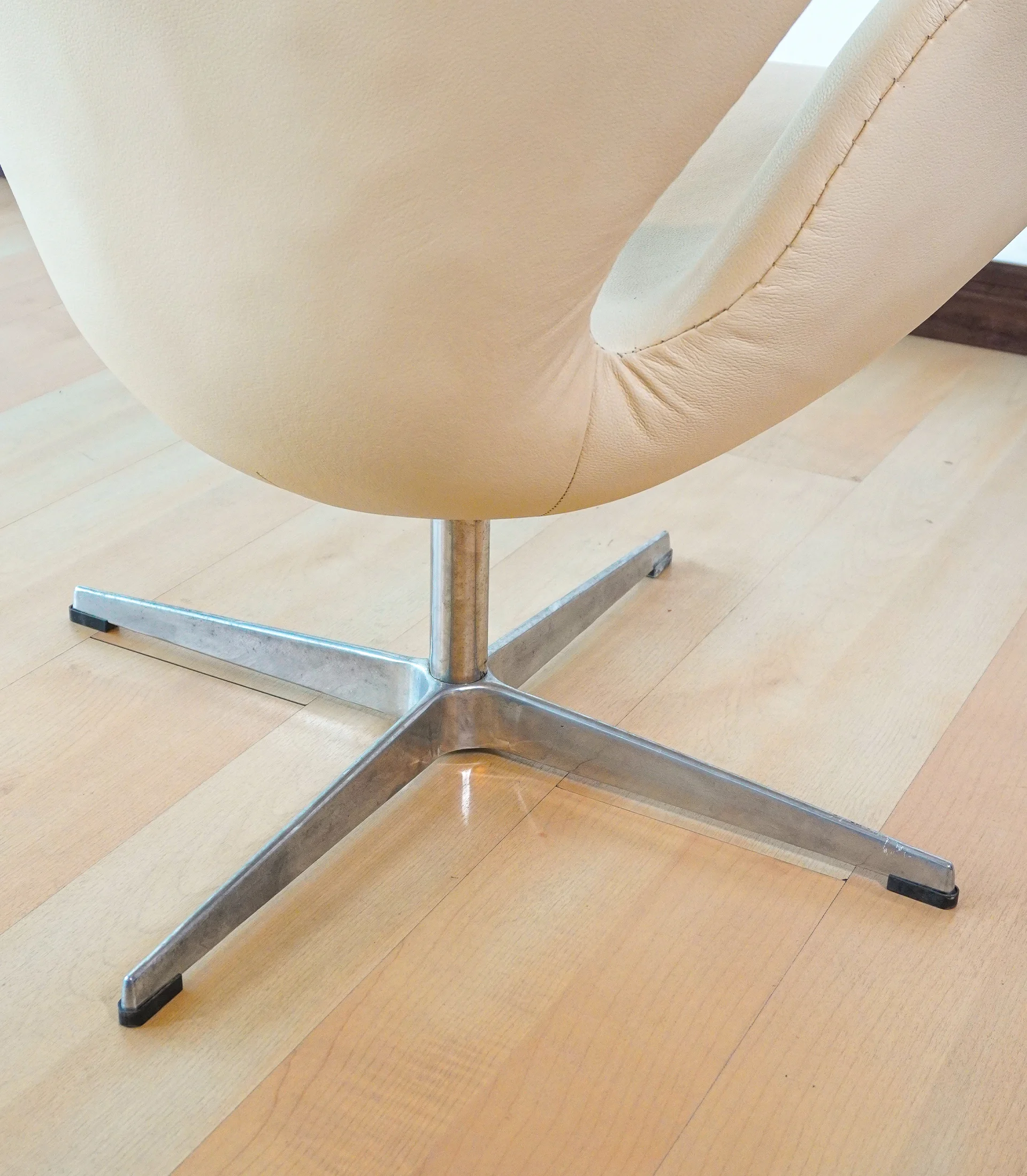 Swan Chair in White Leather - Image 7
