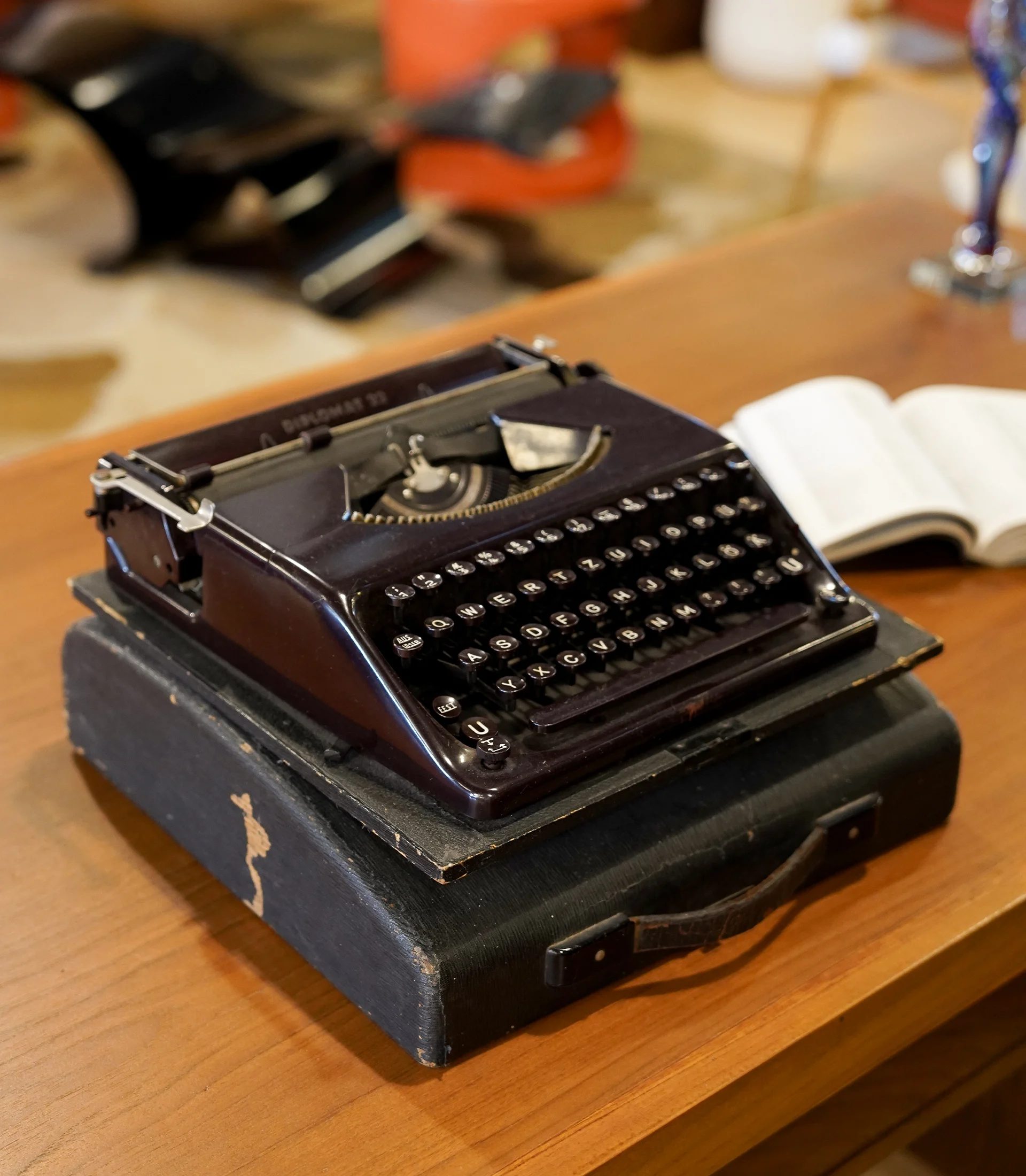 Diplomat 22 Portable Typewriter