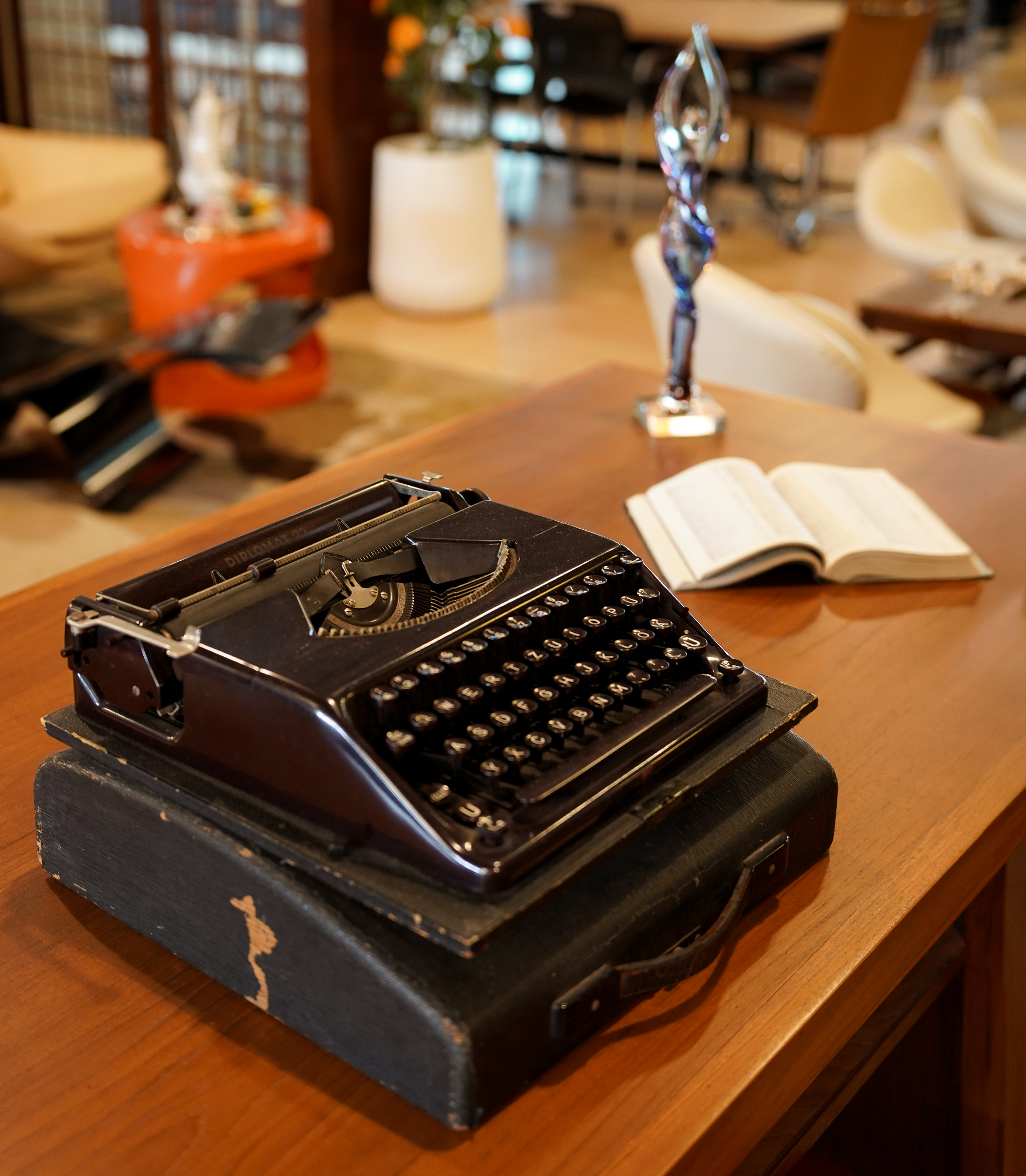 Diplomat 22 Portable Typewriter - Image 2