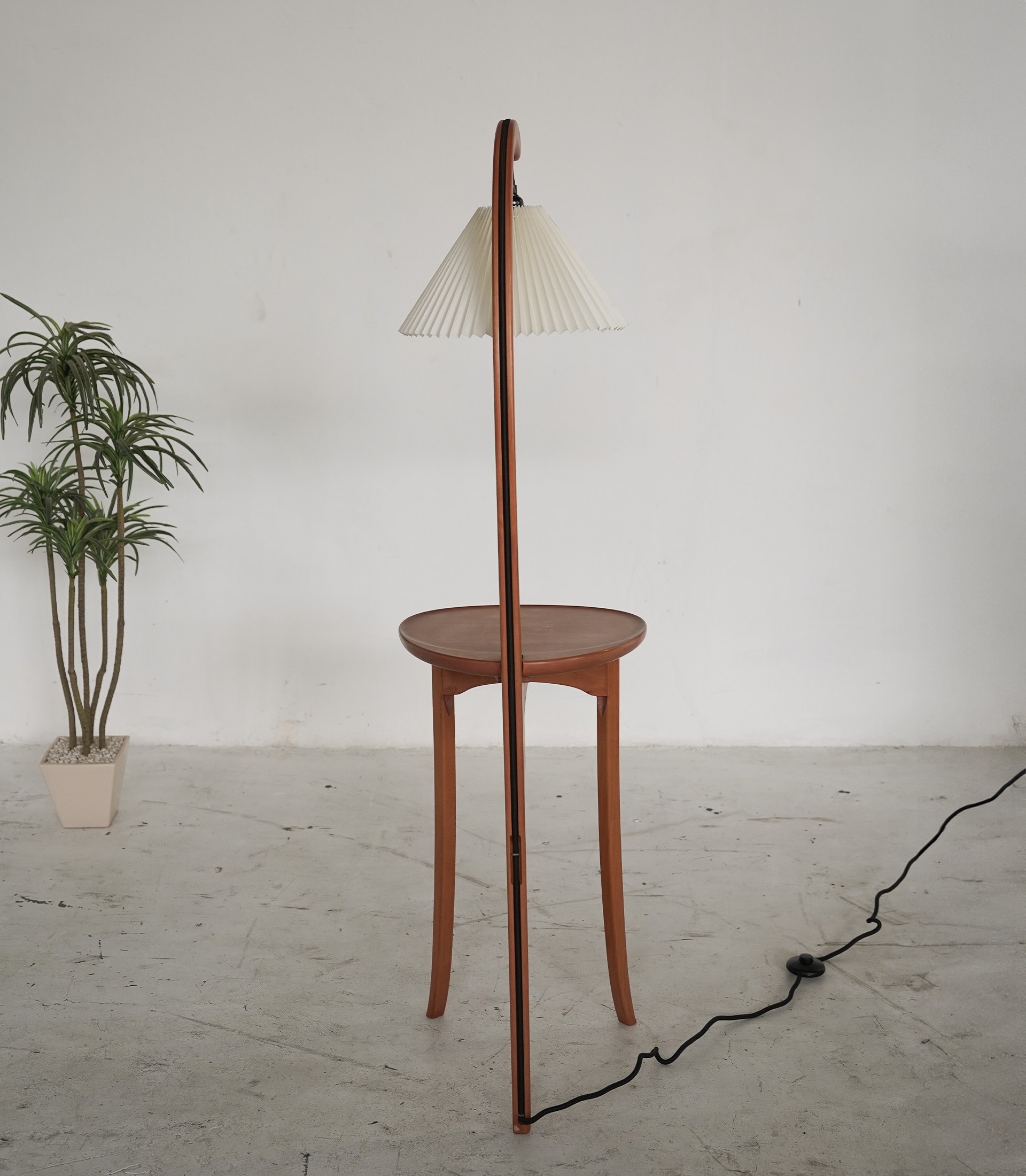 💡Side Table with Pleated Floor Lamp - Image 3