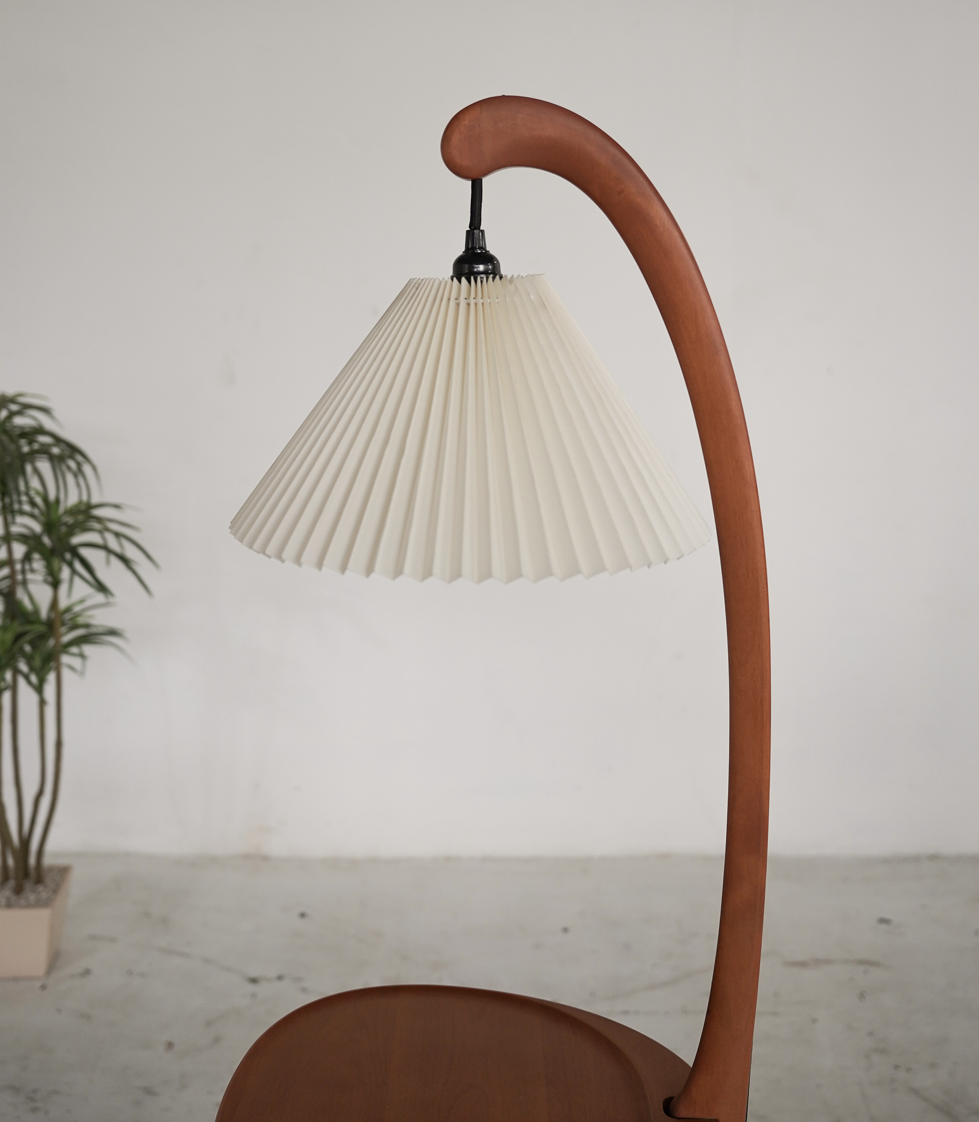 💡Side Table with Pleated Floor Lamp - Image 4