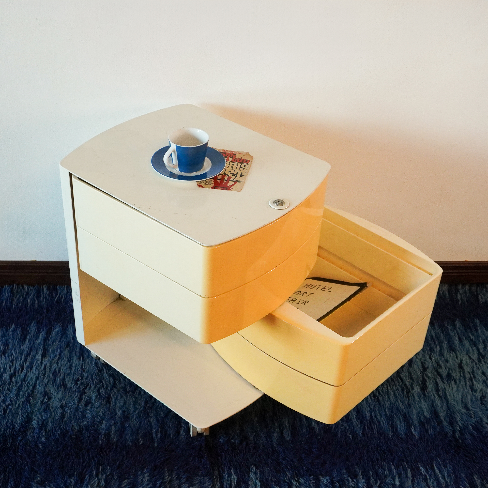 Plastic office unit. 4-drawer on casters original design. - Image 5