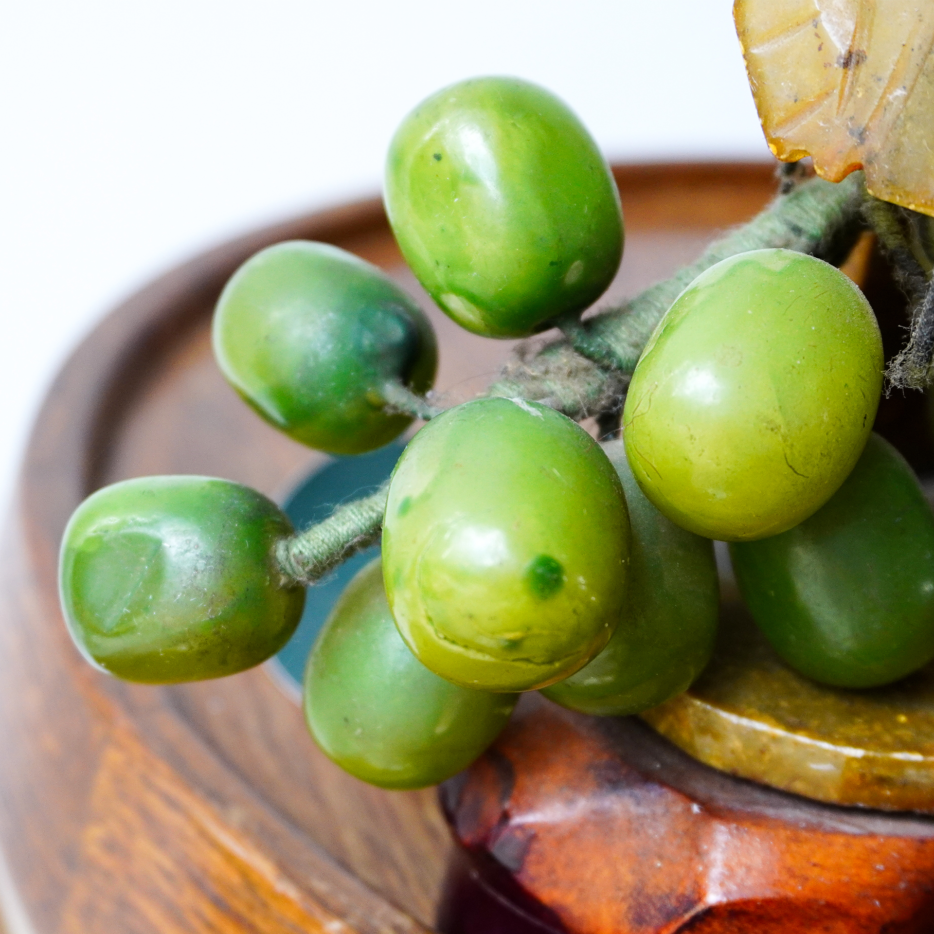 🍇 Vintage Jadeite grapes tree sculpture. - Image 3