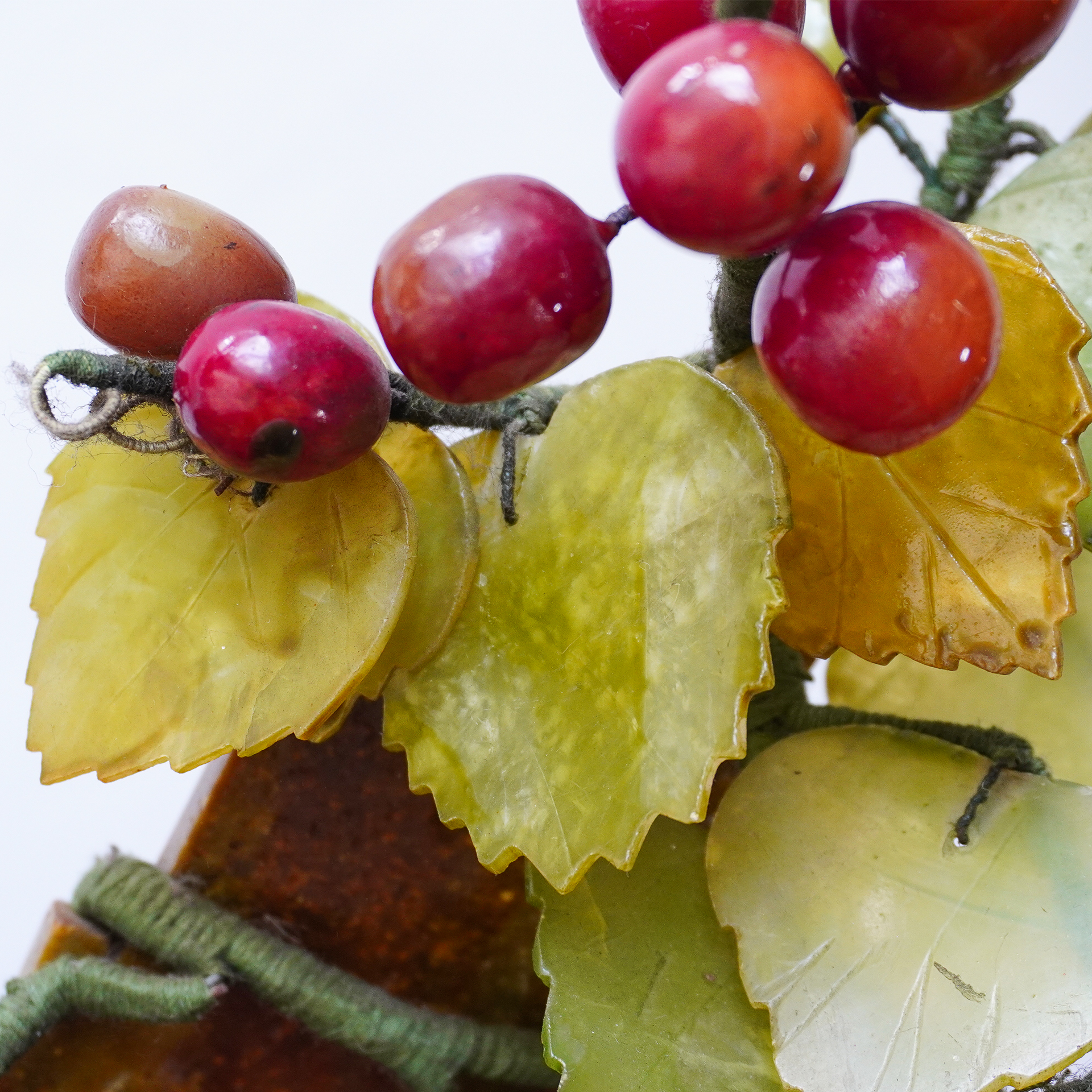 🍇 Vintage Jadeite grapes tree sculpture. - Image 5