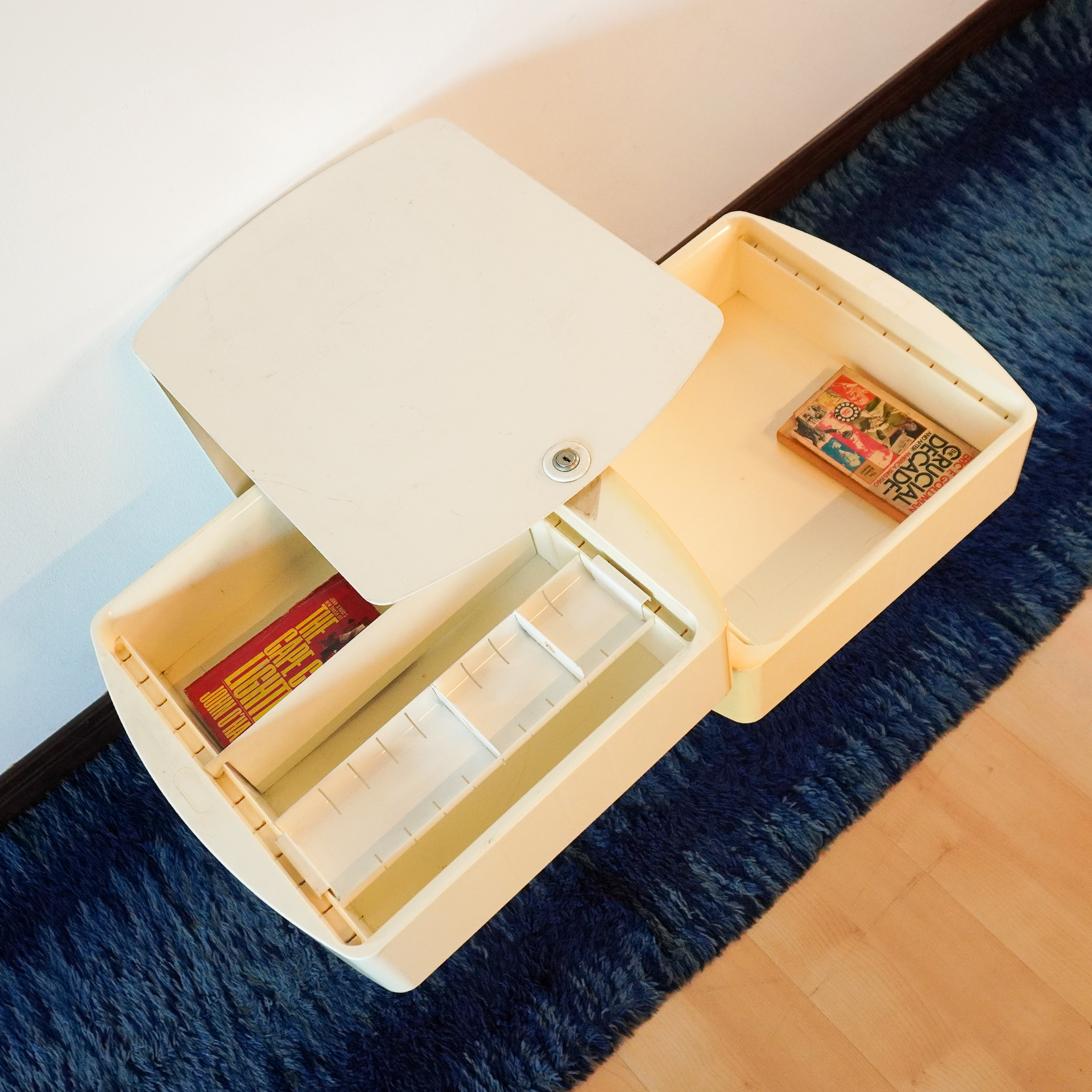 Plastic office unit. 4-drawer on casters original design. - Image 4