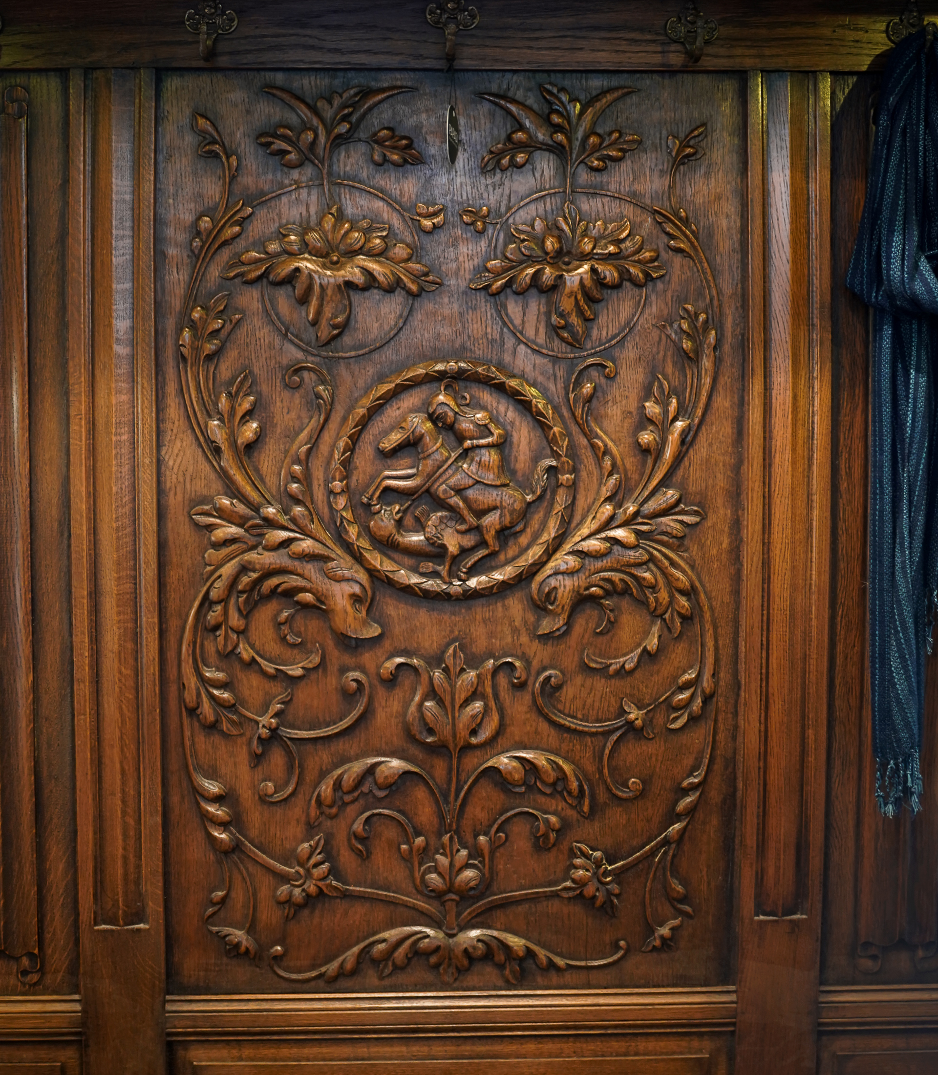 English Carved Oak Settle-Base Hallstand, England, Late 19th Century (c.1880–1900) - Image 3
