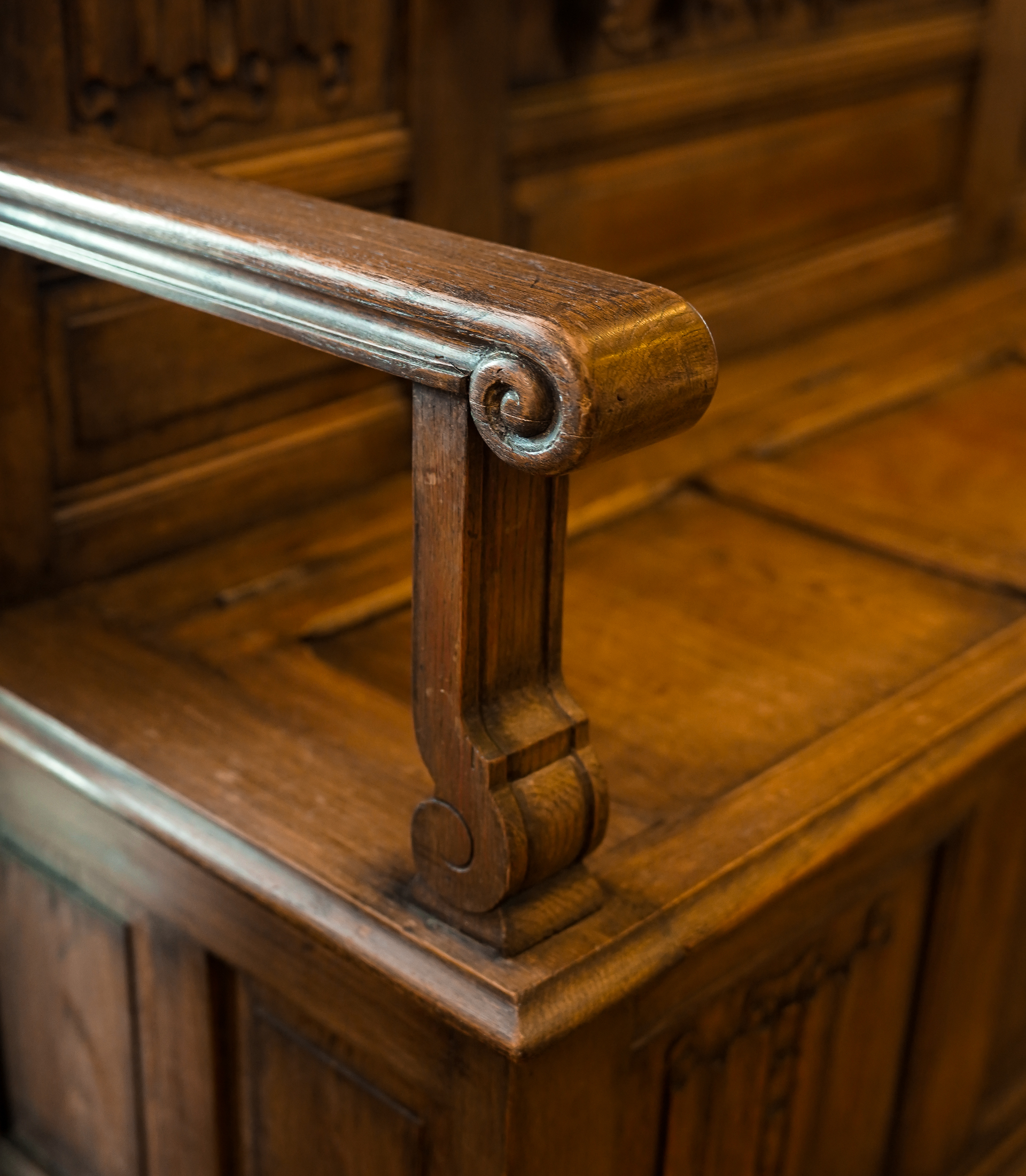 English Carved Oak Settle-Base Hallstand, England, Late 19th Century (c.1880–1900) - Image 4