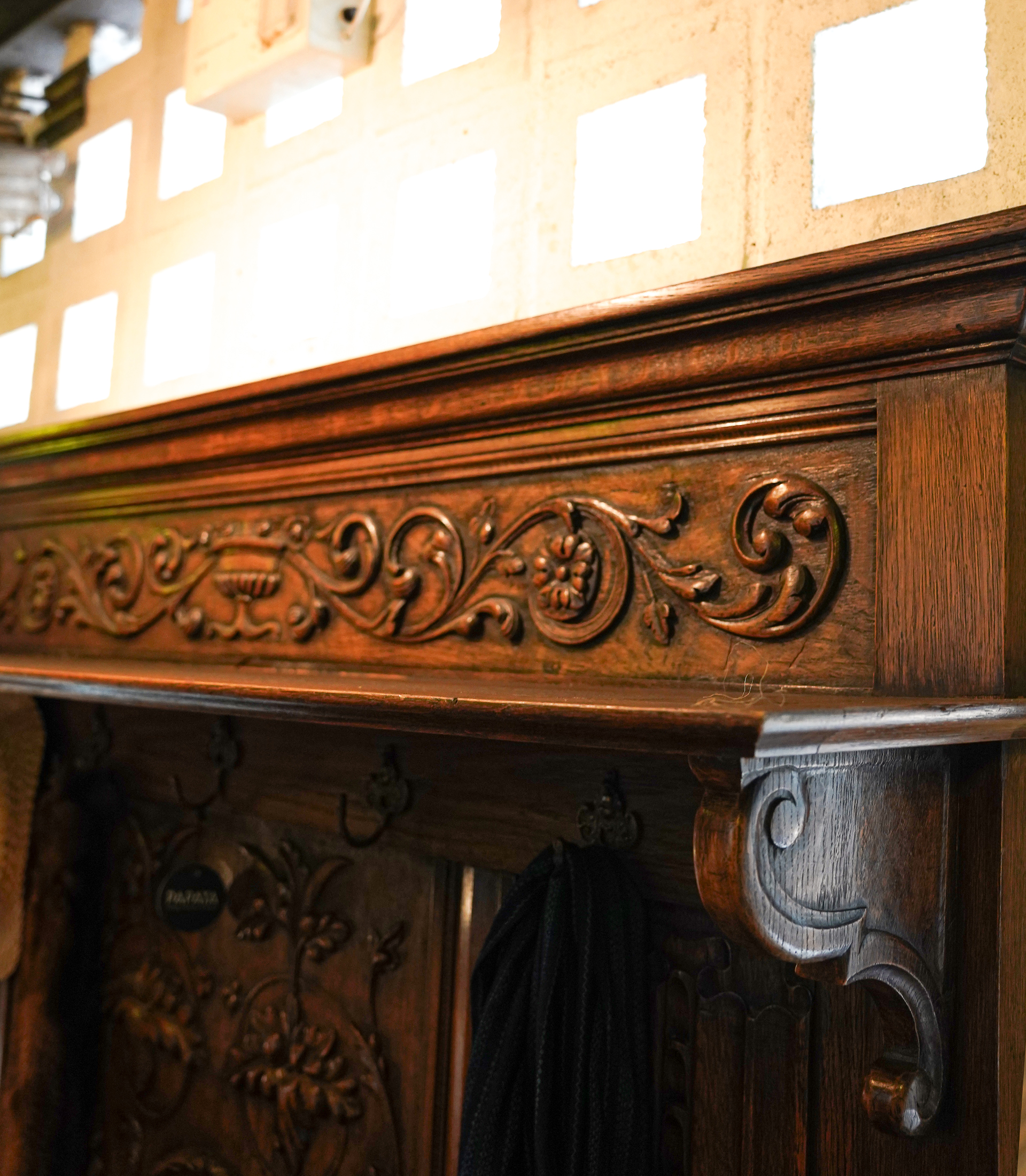 English Carved Oak Settle-Base Hallstand, England, Late 19th Century (c.1880–1900) - Image 5