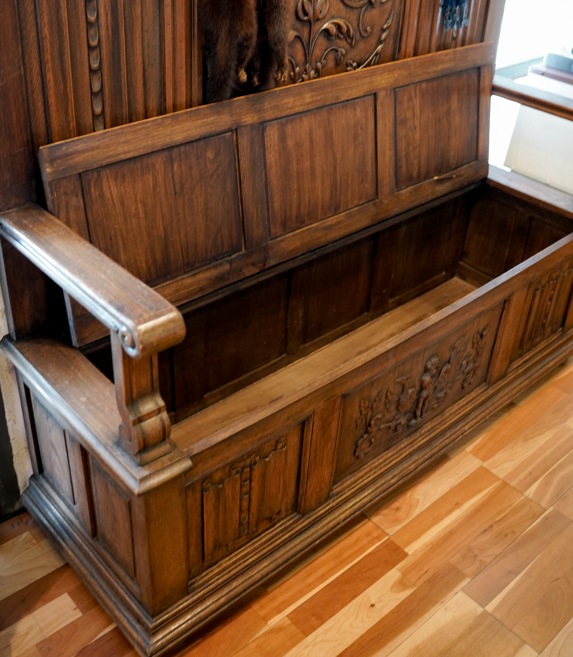 English Carved Oak Settle-Base Hallstand, England, Late 19th Century (c.1880–1900) - Image 7