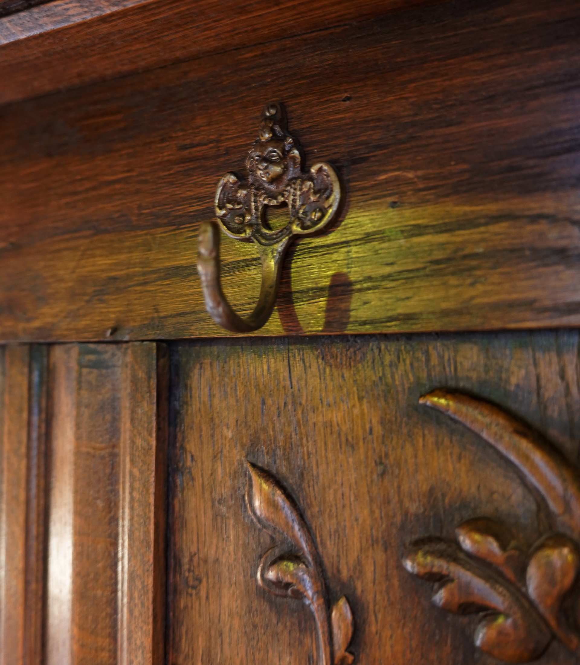 English Carved Oak Settle-Base Hallstand, England, Late 19th Century (c.1880–1900) - Image 11